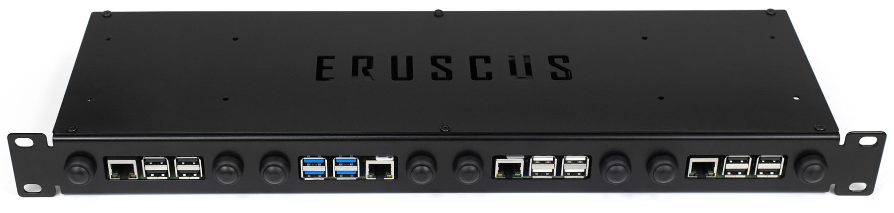 Корпус Eruscus Blade 19" 1U — вид спереди: порты Ethernet и USB четырёх плат, гравировка ERUSCUS