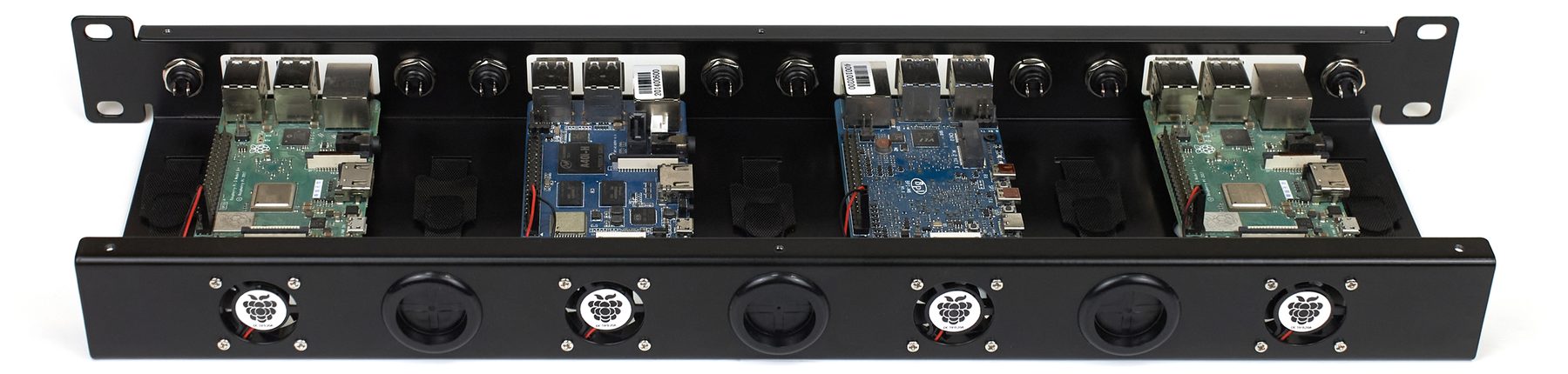 Корпус Eruscus Blade 19" 1U изнутри: установленные Raspberry Pi и Banana Pi, вентиляторы 30 мм